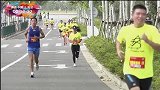 跑步-15年-奔跑中国上海站：趣味跑途中路边水枪给跑者降温-花絮