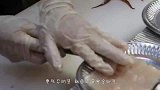 日本人有多重口味？直接撕开章鱼卵，沾点柠檬汁就开吃！