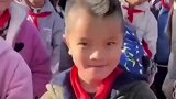 男孩梳酷炫发型上学，被妈妈强制干预，回归小光头