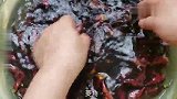 农村姑娘买菱角，带壳10元3斤去壳12元1斤，看看哪种最划算