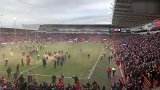 英甲联赛疯狂一幕：96分钟绝杀 球迷冲进场犹如夺冠