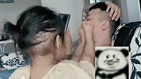妻子和丈夫同时把脚伸到丈夫脸上，丈夫却别对待反手把妻子脚打开