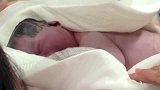护士把刚剖出来的新生儿放到妈妈怀里，很神奇的一幕！