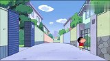 小新把小白套上纸壳子，伪装成遥控车，去和公园里的坏孩子对战！