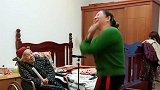 你养我小我陪你老，岁女儿跳舞哄老母亲开心，逗得老人合不拢嘴！