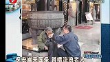 保安端来面条 蹲喂流浪老人-8月29日