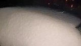 男子车辆独得大雪恩宠被盖满，这不是局部降雪是针对