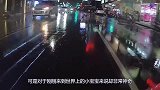 萌娃第一次见到下雨天，接下来小家伙的动作，爸妈差点笑岔气了！