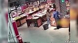 女子超市偷2榴莲监控死角装包带走，工作人员：挺大东西也敢偷