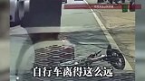 女子骑车摔倒，男子好心扶起反被讹诈“是你按喇叭吓的我”，行车记录仪曝光真相