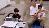 凯凯和爸爸比赛谁的车跑的快