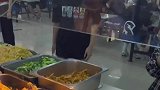 食堂阿姨妈妈式热情打饭