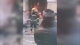 黑龙江一小区发生火灾致2死2伤 火势凶猛火苗充满整个楼道