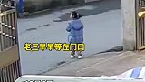 爸爸忙于工作近一个月没回家，回家后被棉袄们团团围住