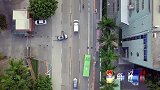 一名男子在闹市持刀挥舞，特警惊险徒手夺刀，说不害怕都是假的