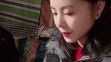小姐姐：这么多人在，不方便！