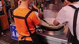 西安回民街肉夹馍，一天才卖50斤牛肉，生意惨淡靠员工叫卖