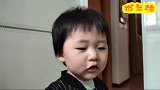 奶爸在家挑逗1岁小宝宝，结果反被脱鞋打脚，网友：小宝宝打得好