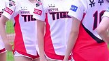 拉拉队表演期间小姐姐伸舌头挑逗队友
