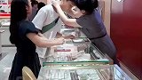 男子试戴金项链突然跑去照镜子，把导购员吓一跳！