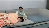 妈妈睡着了，爸爸拿走了她的毛毯，女儿立马来给妈妈撑腰了