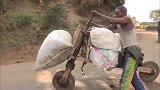 非洲人的木头自行车，加速全靠蹬地，百公里消耗4个馒头