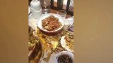 女子和朋友聚餐时 蛙锅突然爆炸崩出个打火机