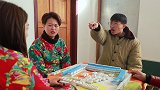 小两口打麻将，故意用骂人的话对暗号，这也太机智了