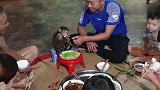 边吃边扔的小猴子被主人教训：不可以浪费粮食