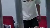 球迷冲着杨瀚森喊“哥哥好帅”！小杨一脸嫌弃