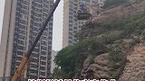 挖掘机被吊住高空作业，真是艺高人胆大