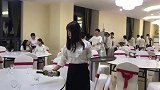 倒酒原来也有这么多礼仪，今天真是长见识了，高端服务！