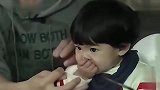波妞真不愧是一个吃货，吃起东西来完全不受外界的干扰！