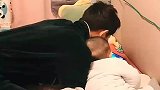 爸爸带娃一起看球，看见妈妈后动作神同步
