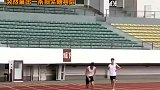 体育生进行短跑训练，突然窜出一条狗紧随其后