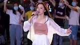 美女街头翻唱《信仰》走红，不失恋个十次八次，都唱不出这味！