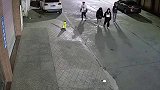 小伙在女伴面前耍酷，不慎踢到铁板，真是太惨了！