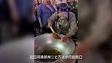 地摊摆出新高度,万人排队喝“孟婆汤”