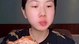 美女吃热狗，这一口下去，太香了吧