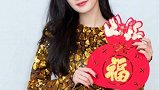 杨幂身着金色亮片裙，为网友送鼠年“甜幂”祝福