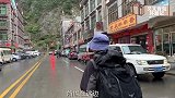妹子搭车去尼泊尔，在边境饭馆第一次尝试尼餐，吃一口心情很复杂