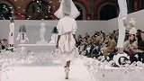 时尚走秀：修身设计尽显好身材，超模性感登台很迷人！(17)