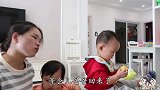 鱼米妈妈买的贴画书，能看又能撕，双胞胎兄妹俩超爱看，抢着要玩