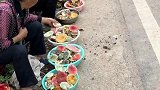 重庆大足：路边偶遇菌菇商贩，红伞伞白杆杆色彩缤纷