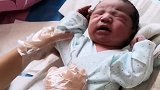 刚出生的宝宝一直在哭，就连穿新衣服也停不下来，好萌啊！