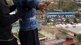 这么冷的天还有姑娘穿裙子蹦极，下去的那一刻，被惊到了！