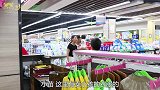 小雪带着小苗闺女去买衣服，孩子和小雪越来越亲，真的很欣慰