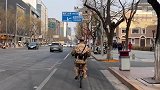 回家途中偶遇一队下班的兵哥哥