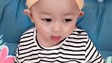 9个月的小祖宗这是要成精，一喝奶就是这幅德行，不知道在哪学的