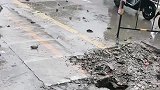 修路的村民刚挖开道路，就有鲤鱼跳龙门的感觉，中午不用买菜了！